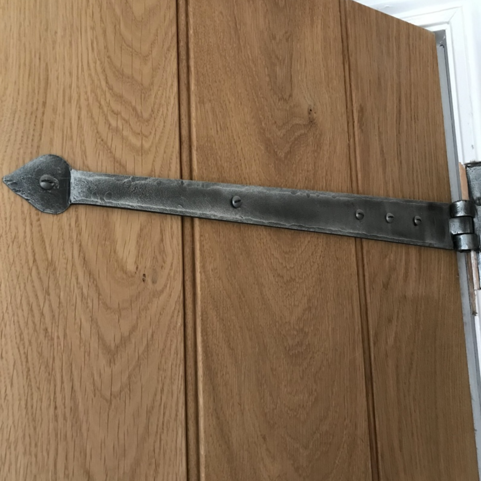 Pewter Tee hinge on door SHOW