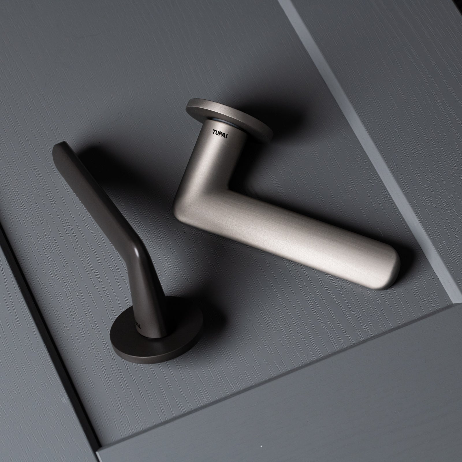 SHOW :Lifestyle image of Nevosa Door Handles on Round Rose 